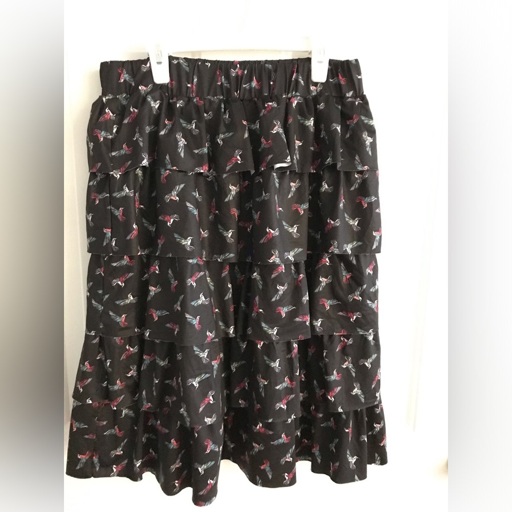 Dainty Jewells clothier Hummingbird Skirt EUC size med